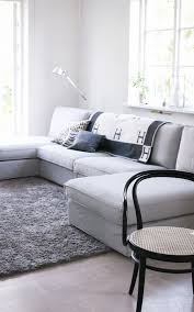 Gra Soffa Blir Fint I Fargstallning Till Vitt Och Gult Hoppa Over Onodigt Plats For Bord Och Kop En Fotpall Ista Hem Vardagsrum Vardagsrum Inreda Vardagsrum