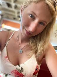 Violet Cox (@Violet_Vixon31)