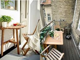 Praktische Platzsparende Klappbare Outdoor Mobel Aus Holz Von Ikea Kleine Balkone Kleine Raume Dekorieren Balkonmobel Fur Kleinen Balkon
