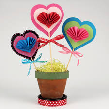 Acheter un lot de 4 pots de fleurs en bois à décorer avec de la peinture, des feutres, des paillettes, des autocollants. Fleurs En Papier Pour La Fete Des Meres Tete A Modeler