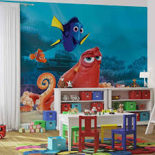 Nemo is a young, male clownfish and is the titular tritagonist of the film finding nemo and a major character in the film finding dory. Fototapete Tapete Disney Findet Nemo Dory Bei Europosters Kostenloser Versand