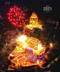 There are also some restaurants and other gift shops, so be ready to spend time there too. Penang Kek Lok Si Temple Annual Chinese New Year Light Up Travel Stylus