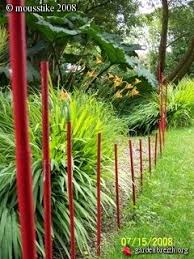 Allee Bordee De Bambous Peints Jardins Sculpture De Jardin Jardin Recup