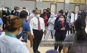 9.2 jentera pentadbiran kerajaan persekutuan• menurut perlembagaan persekutuan malaysia, kuasa eksekutif kerajaan persekutuan adalah terletak pada yang di pertuan agong sebagai kepala utama negara.• organisasi tertinggi yang menjalankan kuasa eksekutif ialah kabinet. Perdana Menteri Tinjau Pusat Vaksinasi Covid 19 Kota Kinabalu Sabah Post