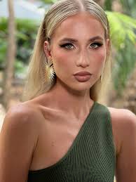 Hey guys! I'm interested in becoming a makeup artist! Is there anyone