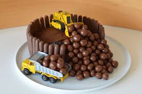 Le Gateau D Anniversaire Chantier Gateau Anniversaire 3 Ans Gateau Anniversaire Facile Gateau D Anniversaire Enfants