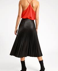 On dirait du vrai cuir, mais c'est du faux ! Jupe Plissee En Simili Cuir Noir 690643899a08 Pimkie