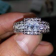 Craigslist Wedding Rings For Sale Unemployed Women Selling Their Wedding Rings On Diamond Rings For Sale Beautiful Diamond Engagement Ring Engagement Rings