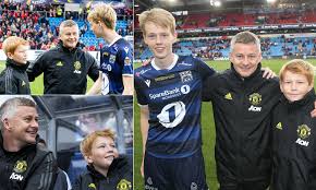 Noah solskjær es un jugador de los noruega nacido el 09/06/2000. Ole Poses Alongside Sons After Noah Makes His Debut And Elijah Sits In Manchester United Dugout Daily Mail Online