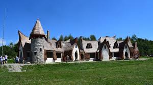 O pensiune din localitatea porumbacu de sus, judeţul sibiu, poate concura fără probleme pentru titlul de cea mai frumoasă din românia. Castelul De Lut DestinaÈie De Basm Turism Istoric