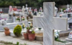 Η αυλαία της πολύκροτης υπόθεσης του θανάτου του βαγγέλη γιακουμάκη. To 8riler Poy Prokalese Sok Enas Tafos Ena Mwro Kai Ena Pontiki To Mysthrio Poy Elyse H Astynomia In Gr