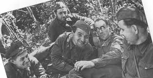 Она такой вдавила след, и стольких наземь положила, что двадцать лет, и тридцать лет живым не верится, что живы. Stihotvoreniya O Velikoj Otechestvennoj Vojne Uroki Istorii Xx Vek