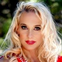 Dena Lee's Instagram, Twitter & Facebook