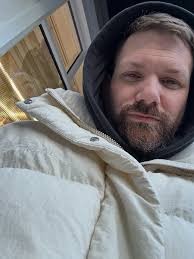 Bee Clarke (@epicjustbee) • Threads, exprésate más