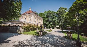 Ein genaues angebot und die produkte der bank sind nicht bekannt und nicht gegenstand dieser anzeige. Bamberger Haus Biergartenfuhrer Munchen Biergartenguide Com