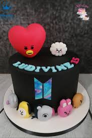 Gateau D Anniversaire Fille 15 Ans Avec Pate A Sucre Noire Et Figurines En Pate De Modelage Colorees Gateau Anniversaire Pate A Sucre Idee Gateau Anniversaire