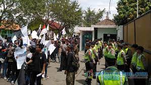 Maybe you would like to learn more about one of these? Karyawan Pt Young Jin Demo Setelah Dipecat Akhirnya Kerja Lagi Radarcirebon Com