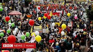Caos por protestas en colombia no pasa desapercibido para la prensa internacional. Paro Nacional En Colombia Miles De Personas Marchan En Protesta Por La Reforma Tributaria En Medio De Un Grave Repunte De Casos De Coronavirus Bbc News Mundo