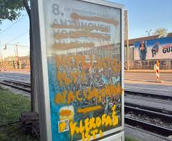 Antunovski hod mladih na meti vandala: Plakati išarani uvredljivim porukama  Članak pročitajte na našem portalu.