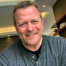 I am 58 years old and from Switzerland🇨🇭🇨🇭 i live alone, I am a widow.  I am ready to travel to any country if you accept me. ❤️ 😍