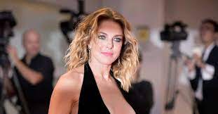 Get all the details on claudia gerini, watch interviews and videos, and see what else bing knows. Claudia Gerini E Quella Volta Che Ha Fatto Sesso In Aereo Sulle Poltrone Non In Bagno