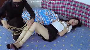 樱束原创小姐姐被歹徒入室抢劫捆绑. - EPORNER