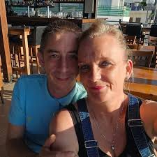 Hi all, my family and I are staying in a villa close by in September 25. Im  wondering if there is any supermarkets that can deliver food for the week?