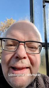 Lördag o vi bjuder på en tur i drivhuset 👌 Övervintrad kål o sallad som vi  plockar från dagligen nu. 🌻 Bredsådd spenat o dill som börjar sätta  ordentlig fart. 🙏 Ärtor o bondbönar som vi vill ha ut. Om ...