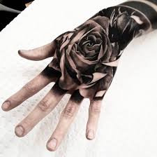 Tribal bluten sterne ranken tattoo rucken schwarz weiss tattoo. Pin Von Esteban Auf Body Art Tattoo Handrucken Tattoo Weiss Handtattoo