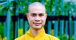 Ai giám sát hoạt động của khóa tu mùa hè?