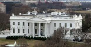 ويقع في 1600 شارع پنسلڤانيا، شمال غرب واشنطن. Ø§Ù„Ø¨ÙŠØª Ø§Ù„Ø£Ø¨ÙŠØ¶ ÙŠØ¯Ø§ÙØ¹ Ø¹Ù† ØªØ±Ø§Ù…Ø¨ ÙˆÙŠØ¤ÙƒØ¯ Ù…Ø­Ø§ÙˆÙ„Ø§Øª Ø¹Ø²Ù„Ù‡ ØªØ²ÙŠØ¯ Ø§Ù„Ø§Ù†Ù‚Ø³Ø§Ù… Ø§Ù„ÙŠÙˆÙ… Ø§Ù„Ø³Ø§Ø¨Ø¹