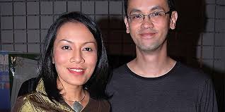 Baru Melahirkan, Dewi Lestari Sudah Main Twitter