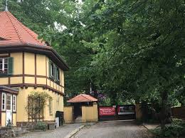 Wir eine kleine feine familie suchen eine 4 raumwohnung bzw. Rent An Apartment In Dresden Konig Albert
