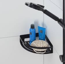 pin op zwart in de badkamer black in the bathroom