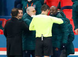 A partida entre psg e basaksehir foi retomada no dia seguinte, quando foram disputados os 76 minutos restantes, com uma nova equipe de árbitros. Jogadores Do Psg E Istanbul Basaksehir Deixam Jogo Apos Acusacao De Racismo Liga Dos Campeoes Ge