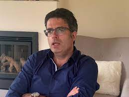 Hij waarschuwde alvast voor een moeilijke winterperiode maar ziet vanaf maart/juni beterschap omdat er De Mens Achter Prof Dr Steven Van Gucht
