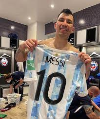 Camiseta argentina afa messi · camiseta messi ypf argentina 2021 escucho . Lionel Messi Se Reconcilio Con Gary Medel Al Regalarle Su Camiseta Tras El Argentina Vs Chile Eliminatorias Qatar 2022 Rpp Noticias