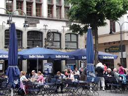 Das brauhaus als solches ist im recht groß, gehört in köln jedoch eher zu den mittelgroßen brauhäusern. Datei Gaffel Haus Jpg Wikipedia