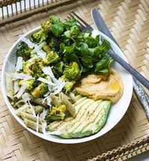 Megalow Food On Instagram Easy Green Bowl Pates De Quinoa Et Riz Complet Au Pesto Brocolis Rotis Au Citron Et Paprika Fume 1 2 Avocat 1 Cas D Houmous