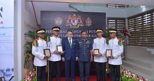 Maktab tentera diraja (mtd) mempelawa pelajar lelaki tingkatan tiga yang memiliki kelulusan pentaksiran tingkatan tiga (pt3) tahun 2020 membuat permohonan kemasukan ke tingkatan 4 maktab tentera diraja (mtd) bagi tahun pengambilan sesi 2021. 2019 Malaysia Army College Annual Parade And Awards Presentation Ceremony My Military Times