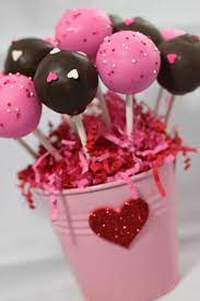Chocolate covered valentine's variety love box (cake pops, oreos, pretzels, rice krispie treats) from $42.00. Kleiner Rosa Eimer Mit Cake Pops Dekoriert Mit Herzen Und Zuckerperlen Valentines Day Cakes Valentine Cake Pop Cake Pop Displays