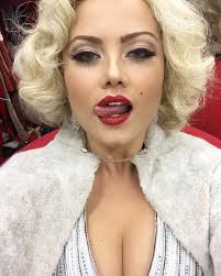 Parece? Ellen Rocche seduz no melhor estilo Marilyn Monroe