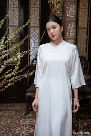 Áo dài cổ tầu dáng suông,lụa trắng họa tiết tranh cổ.