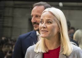 Her parents divorced when she was young, and she lived thereafter. Kronprinzessin Mette Marit Von Norwegen Auf Dieses Lebenszeichen Haben Royals Fans Lange Gehofft News De