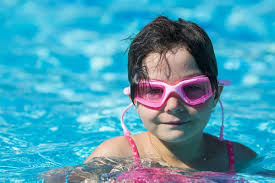 Una Niña Traje Baño Rosa Rueda Por Tobogán Parque Acuático — Foto de stock  © Laeda #243429516