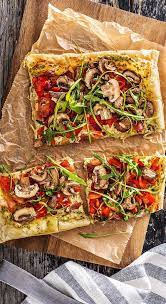Knuspriger Gemuse Flammkuchen Rezept Hellofresh Rezept Flammkuchen Rezept Rezepte Rucola Rezepte