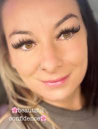 Hi beauties ! I wanted to introduce myself. I'm Jules, a lash artist  located in Surprise. I've been lashing for 2.5 years and currently work out  of my home. 🏠 family friendly