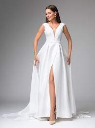 Check spelling or type a new query. Brautkleid Beinschlitz Vorn Aus Satin Wunderschoner Romantischer Look Kleiderfreuden