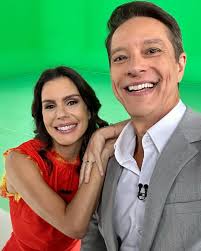 Estamos juntos no 1º @domingoespetacular de 2025!!! @camilabusnello e eu te  esperamos até às 23h00! Feliz Ano Novo!!!🎉