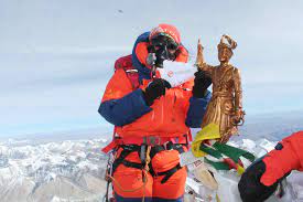 Mount everest—known in nepali as sagarmatha and tibetan as chomolungma—straddles the border between nepal and tibet at the crest of the himalayan mountain chain. Frauenpower Am Mount Everest Ein Zeichen Setzen Opticundvision